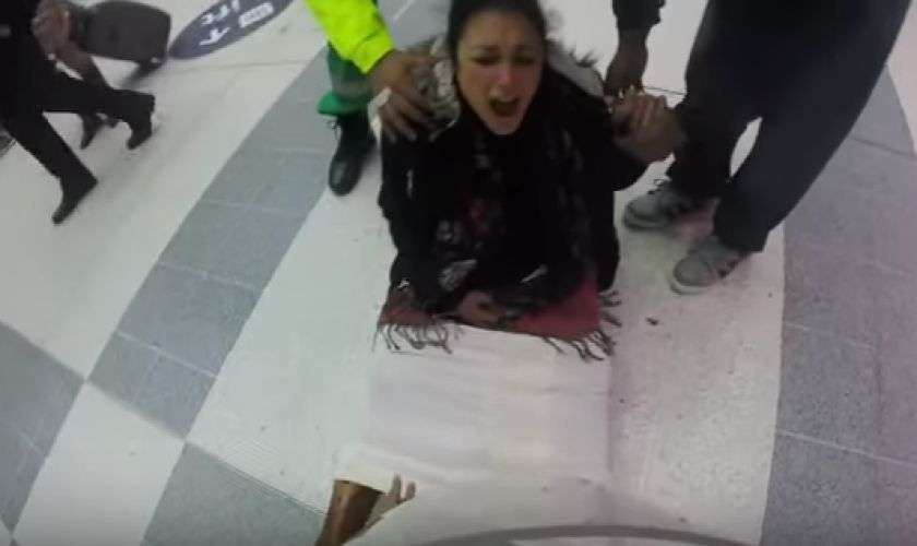 Результат пошуку зображень за запитом "Закричав от боли, женщина рухнула на пол посреди станции метро. Случившееся потом шокирует!"