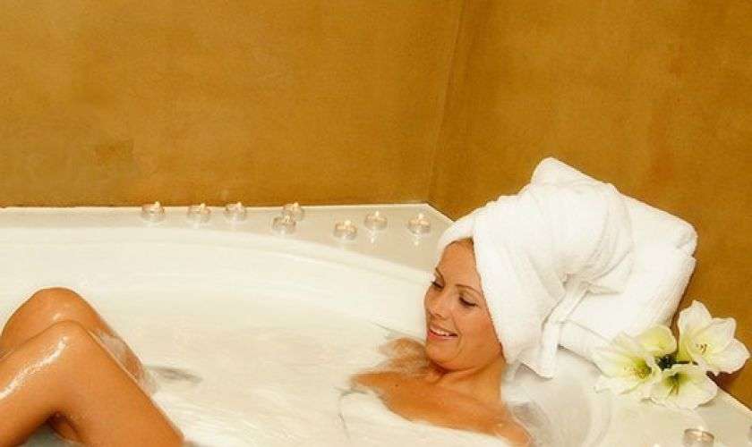 Девушка с упругой грудью и волосатой писей принимает ванну фото