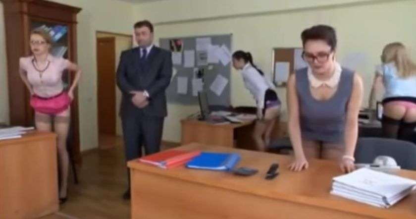Беременная секретарша разделась перед боссом