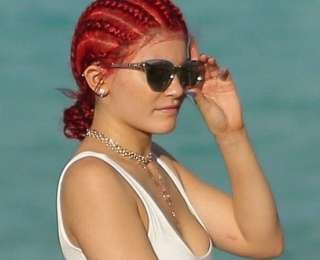 фотографирует свою попку Кайли Дженнер в откровенном купальнике показала свою огромную попу (Фото) - BlogNews.am